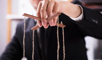 Wie trekt er aan de touwtjes?