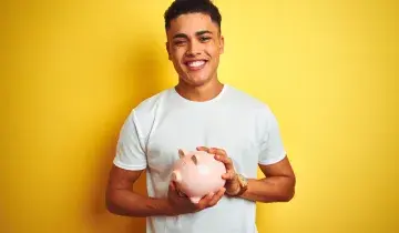 jonge man met spaarpot