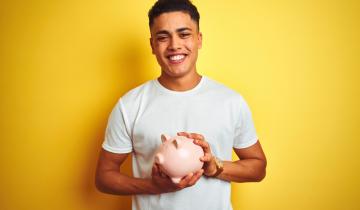 jonge man met spaarpot