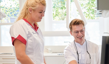 tandarts en assistent werken samen