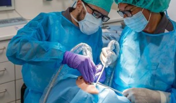 Mka-chirurg aan het werk