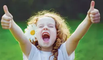 Blij meisje met bloem achter haar oor