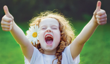 Blij meisje met bloem achter haar oor