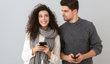 Man en vrouw maken kennistoets op mobiel