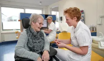 Tandarts in gesprek met patiënt