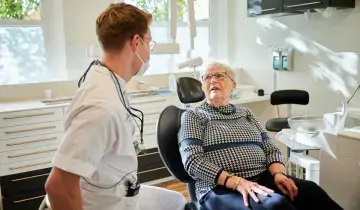 Tandarts in gesprek met patiënt
