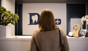 Vrouw van achterkant in tandartspraktijk