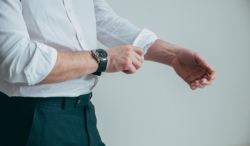 man stroopt mouwen op