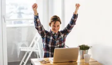 Vrouw juicht achter computer