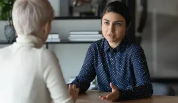 2 vrouwen in gesprek