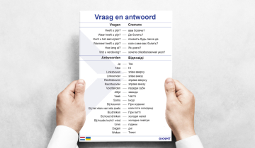 twee handen houden vertaalkaart vast