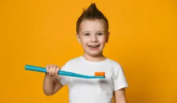 Kind met grote tandenborstel