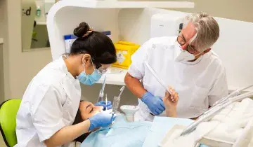 Tandarts-docent en student Tandheelkunde