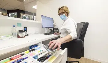 Achter de balie bij de mondzorgpraktijk