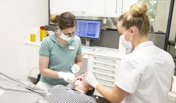 Tandartsassistent aan de stoel