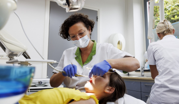 Meisje bij de tandarts