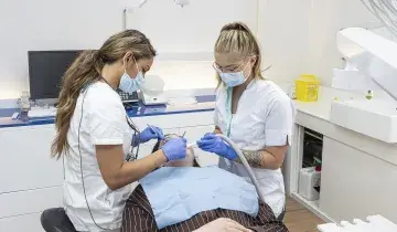 Tandarts en assistent