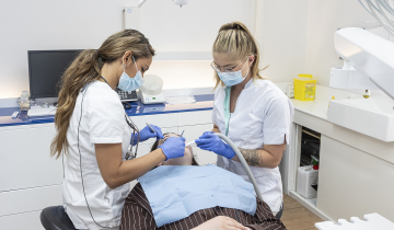 Tandarts en assistent