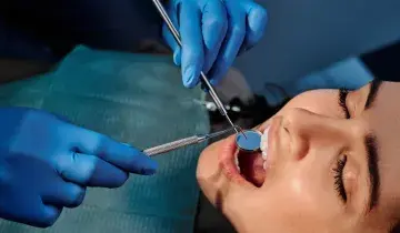 Vrouw bij de tandarts