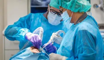 kaakchirurg aan het werk