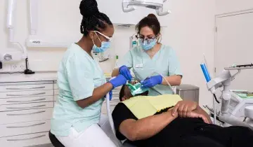 tandarts en assistent aan het werk