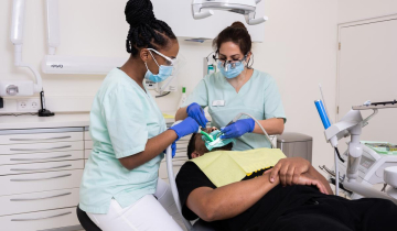 tandarts en assistent aan het werk