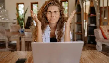 Gefrustreerde dame achter haar laptop