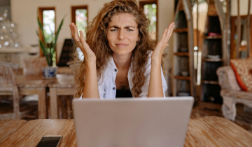 Gefrustreerde dame achter haar laptop