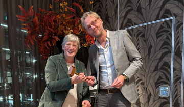 Joke Kwakman (l) ontvangt voorzittershamer Sectie Tandartsspecialisten van de KNMT uit handen van Eelco Bergsma (r)