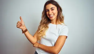 jonge vrouw met duim omhoog