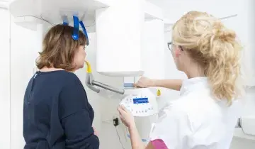 Assistent maakt röntgenfoto