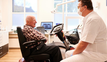 oudere patient bij tandarts