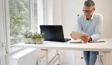 man controleert papierwerk