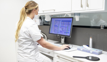 tandarts achter beeldscherm