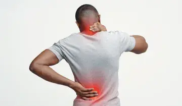 man met nek en rugpijn