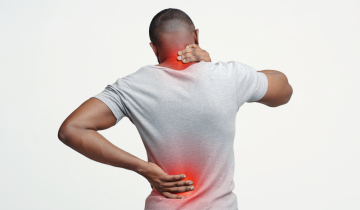 man met nek en rugpijn