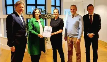Minister Helder neemt het rapport 'Stop de stapeling' in ontvangst