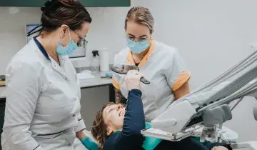 Behandeling in de stoel bij de tandarts