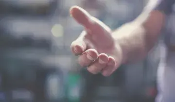 De helpende hand bieden