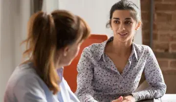 Twee vrouwen in overleg die praten