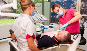 Patiënt in de stoel bij de tandarts