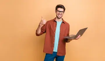 Een man met een laptop en zijn duim omhoog