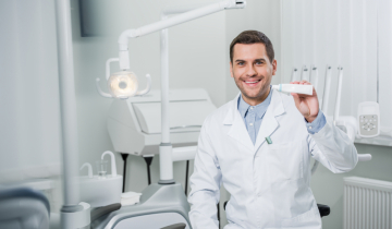 Een tandarts beveelt tandpasta aan