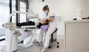 Patiënt in de stoel bij de tandarts in Winsum