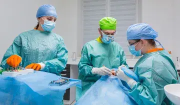 Kaakchirurg voert behandeling uit