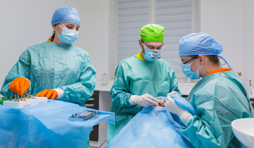 Kaakchirurg voert behandeling uit