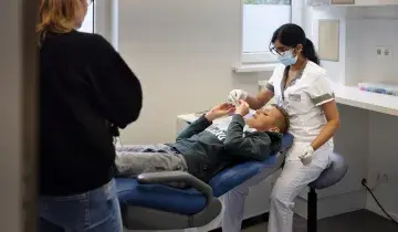 Een jongetje wordt behandeld door de tandarts