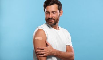 Man met pleister op zijn arm na een vaccinatie