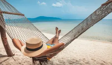Ontspannen in een hangmat aan zee