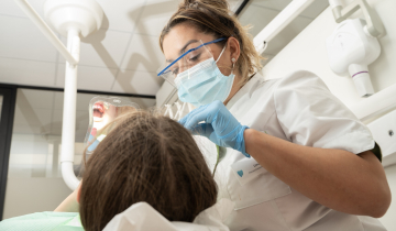 Patiënt in de stoel bij de tandarts